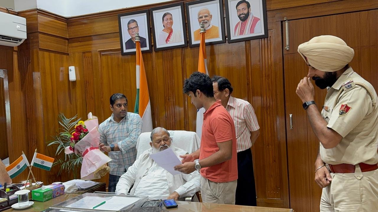 A Haryana Police officer looking on as the petition is discussed with Anil Vij
